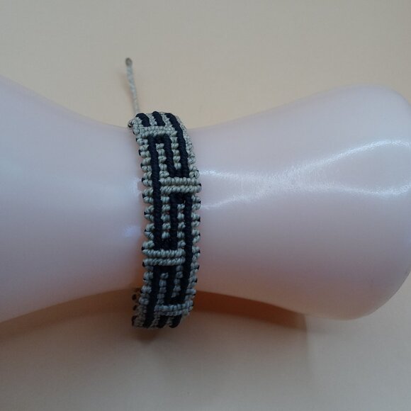 Handmade Woven Macramé Thread Bracelet with Geometric Patterns - Picture 5 of 8